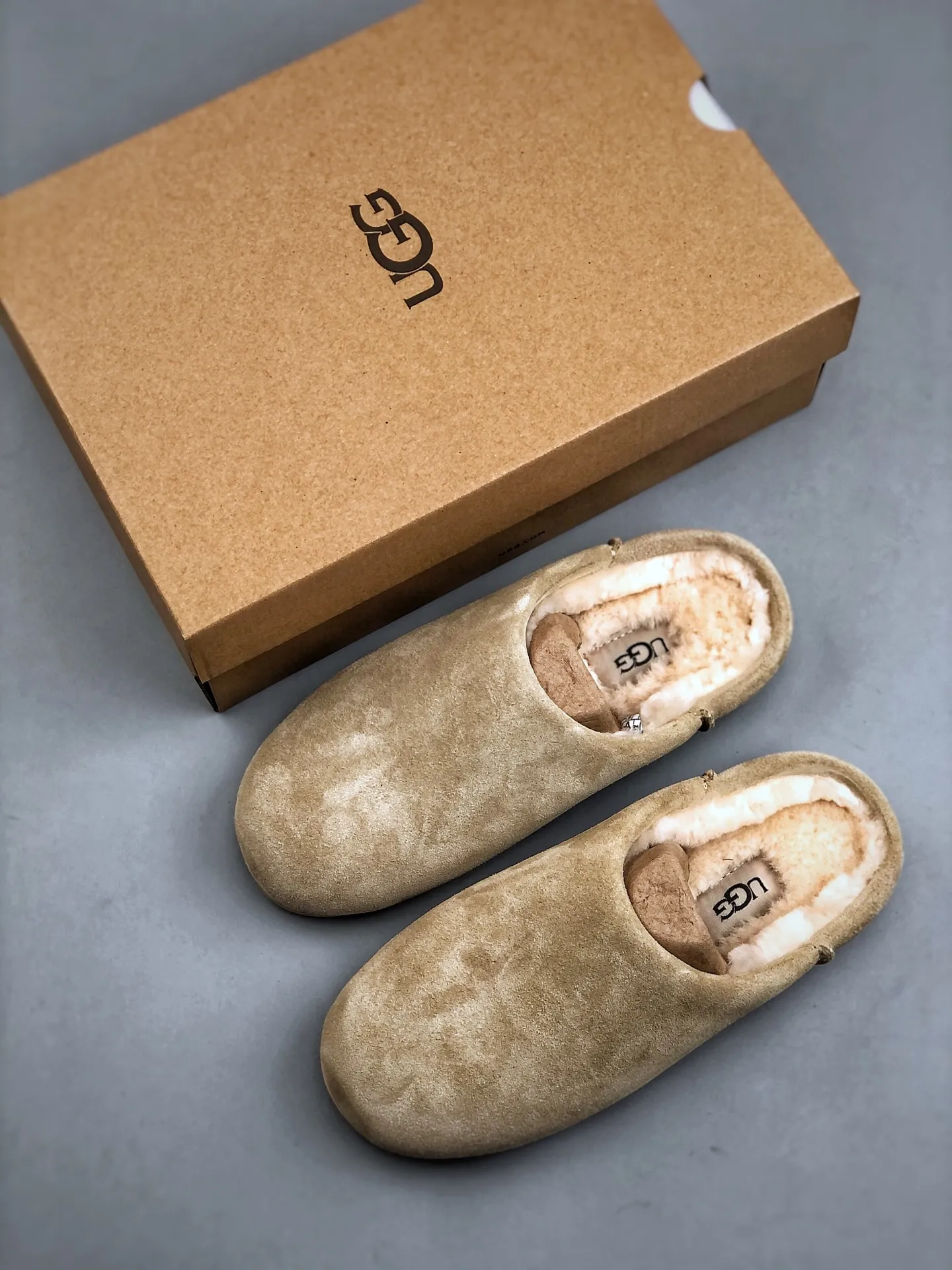 Local pick-up💰560 supports store placement. The top version of ugg on the market. 25 new models. UGG Classic Micro. Classic super mini. Classic boot type with lower cut design. Easy to match at home and out. Produced by a large foreign trade factory in Guangzhou. Toe to insole. Genuine sheep fur integrated. Independent outer box packaging. Chip with waterproof technology. Different from any version on the market. Independently developed original outsole and cashmere insole to keep you warm in winter and suitable for home use. In recent years, uug has launched a style series that is partially geared towards the preferences of young consumers and has also moved to the forefront of fashion trends. Shoe body material Water-repellent coated suede upper 17 mm UGGPURE™ implanted wool insole Lightweight non-slip and comfortable rubber outsole With brand LOGO trademark Comes with a full set of packaging Size: 35-40